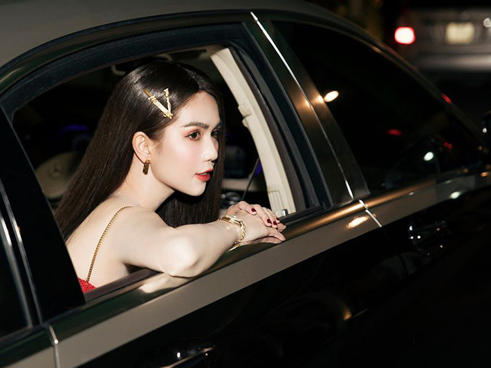 Gần đây, Ngọc Trinh liên tục dự sự kiện. Mới nhất, cô góp mặt trong show diễn của NTK Chung Thanh Phong.