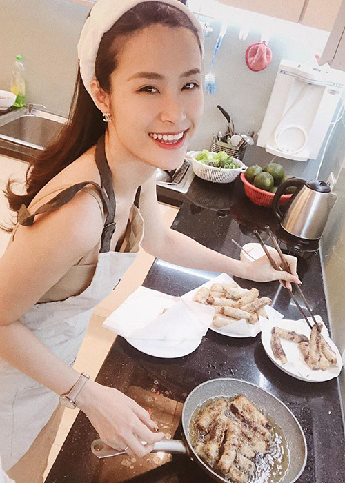 Mới đây, Đông Nhi chia sẻ khoảnh khắc làm món ăn đêm trong lúc chờ Ông Cao Thắng đi họp về.