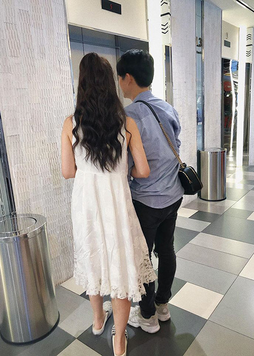 Gần đây, khi đăng tải hình ảnh xách túi hộ vợ, Ông Cao Thắng cũng hóm hỉnh chia sẻ: "Tự nhiên 'bị' cho đeo có chiếc nhẫn xong cái thành ông nội trợ".