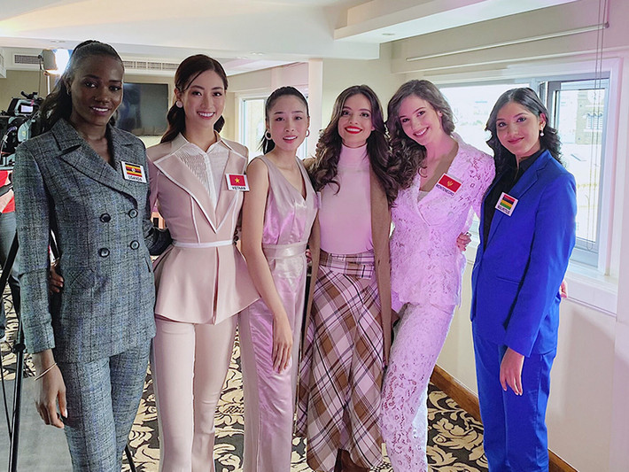 Sau phần thi của Lương Thùy Linh, đương kim Hoa hậu Thế giới - Vanessa Ponce (thứ 3 bên phải) phải thốt lên: "Đại diện Việt Nam thật tuyệt vời".