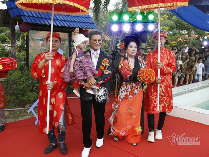 Theo Vietnamnet, MC Thanh Bạch cùng "bà trùm" Thúy Nga vừa tổ chức đám cưới nghệ thuật lần thứ 10. Ảnh: Vietnamnet
