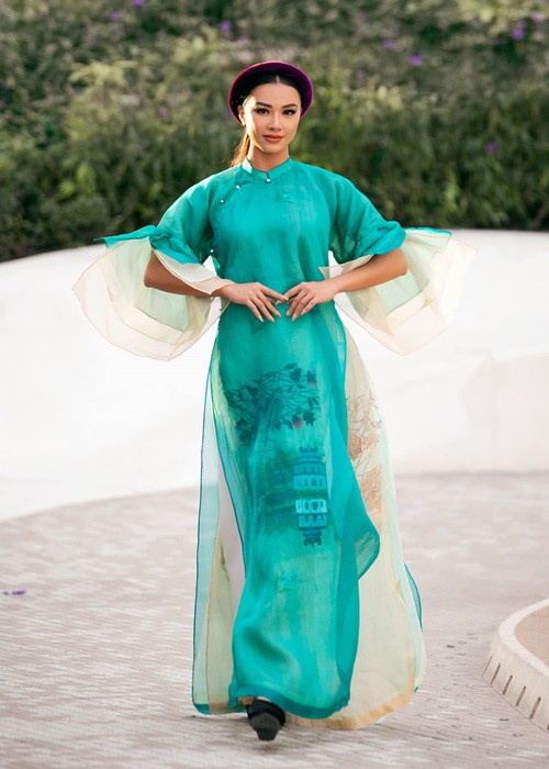 Kim Duyên sải bước catwalk trong chương trình thời trang.
