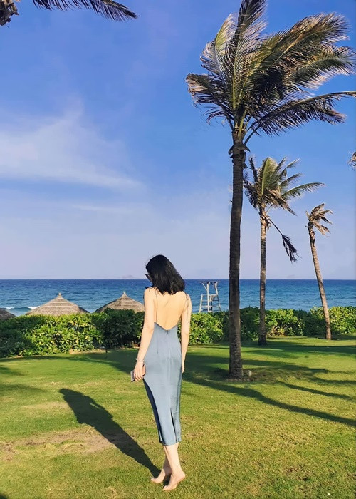 Bà xã của Tuấn Tú khoe vóc dáng quyến rũ trong một chuyến du lịch.