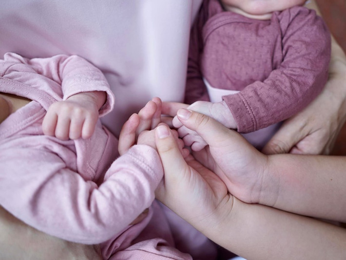 Vân Trang khoe bàn tay của 2 bé Quinisha và Quianna bên bé Queenie - con gái đầu lòng của nữ diễn viên.