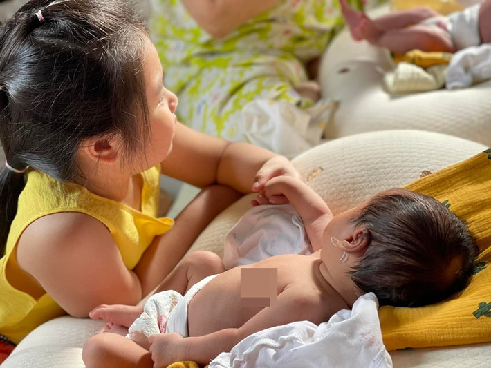 Bé Queenie rất quan tâm đến hai em gái.