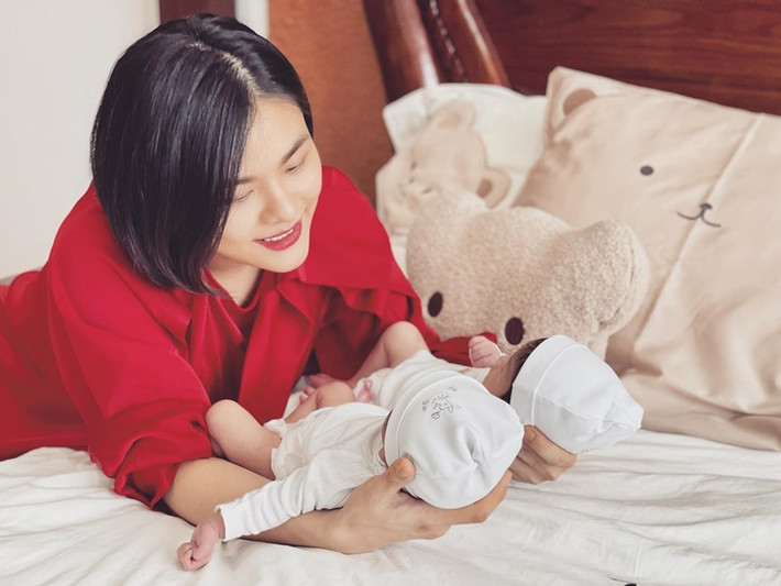 Nữ diễn viên chưa hé lộ ảnh cận mặt hai con gái nhỏ.
