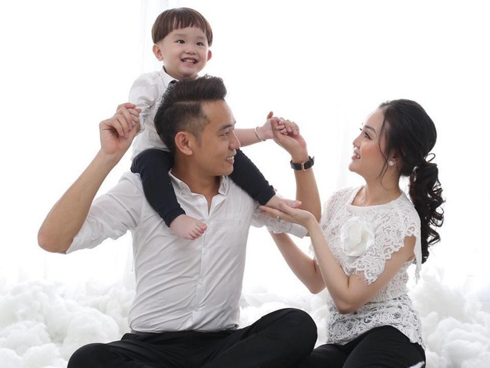 Sau 2 năm ở rể, Việt Bắc xin phép bố mẹ vợ quay lại với nghệ thuật. Anh cùng bà xã ra Hà Nội sống. Ảnh: FB Việt Bắc