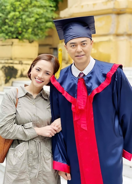 Trong phim nối sóng “Mặt nạ gương”, Tuấn Tú đóng vai ông bố hai con Duy Anh. Trước “Anh có phải đàn ông không”, Tuấn Tú góp mặt trong các phim “11 tháng 5 ngày”, “Về nhà đi con”. Ảnh: FB Tuấn Tú