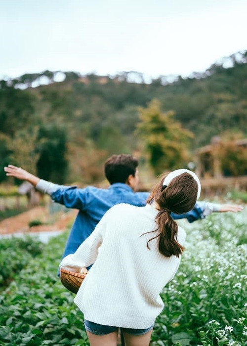 Trường Giang hết mực chiều chuộng Nhã Phương. Anh để vợ quản lý tài chính, vào bếp nấu ăn cho vợ bất kể thời gian nào.