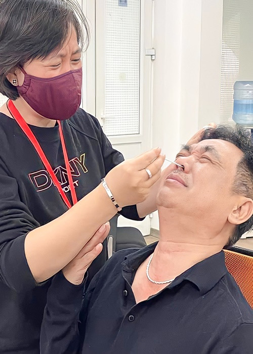 Nữ nghệ sĩ còn trổ tài làm thơ. "Ngày nào cũng đè nhau ra/Chọc ngoáy là để kiểm tra an toàn/Cả Y Tế lẫn Ngọc Hoàng/Cũng đều phải test đàng hoàng chỉn chu", Vân Dung viết. Ảnh: FB Vân Dung