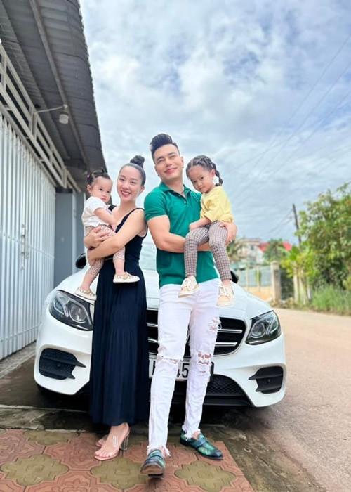 Nam diễn viên tiết lộ, vợ anh thấy chồng quyến rũ nhất khi mang tiền về nhà. Bởi vậy, mỗi khi nhận cát-sê, về nhà anh sẽ rải tiền khắp nhà từ tầng 1 tới tầng 3 để vợ nhặt trong niềm vui sướng.