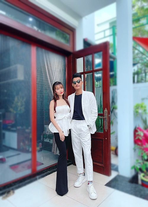 Thảo Vy tốt nghiệp ngành biểu diễn thời trang. Tuy nhiên, cô không chọn con đường lấn sân vào showbiz mà lùi về phía sau làm hậu phương vững chắc, cũng như hỗ trợ Mạc Văn Khoa trong công việc. Cặp đôi đăng ký kết hôn nhưng chưa tổ chức đám cưới vì dịch bệnh.