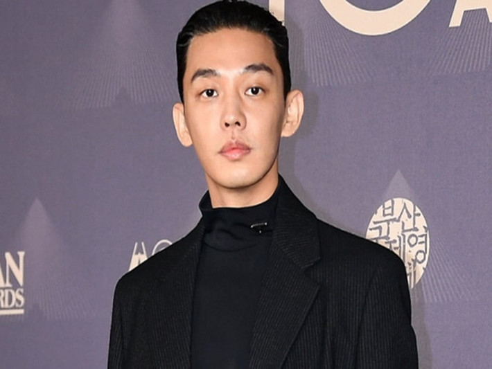 Theo Zing, tháng 2/2016, kênh Channel A tiết lộ, Yoo Ah In là nghệ sĩ nam luôn sống cùng tin đồn đồng tính. Anh nhiều lần bị bắt gặp tại các tụ điểm dành cho người đồng giới. Ảnh: Allkpop