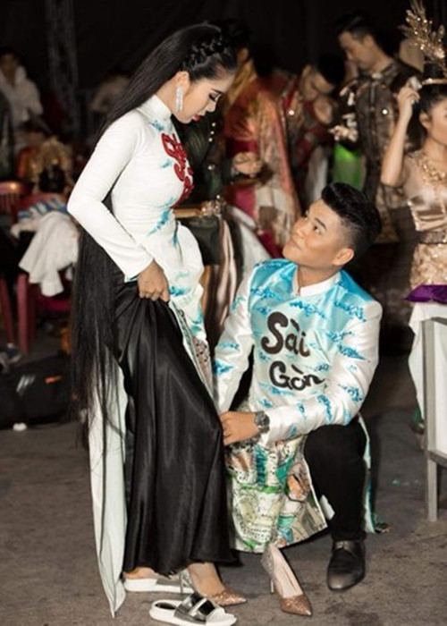 Trung Kiên chăm sóc Lê Phương từng li từng tí một.