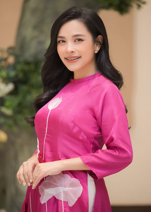 Bà xã Quốc Nghiệp có gương mặt thanh tú hơn sau khi niềng răng. Ảnh: FBNV