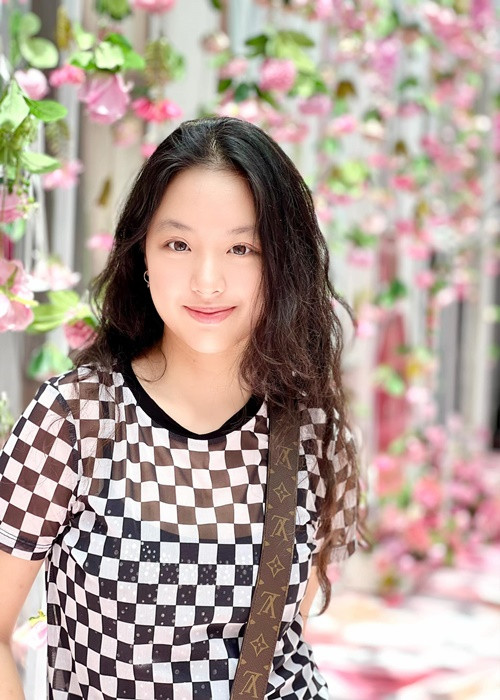 Suti thừa hưởng nhiều nét đẹp từ bố mẹ như đôi mắt to tròn, sống mũi cao. Ảnh: FBNV