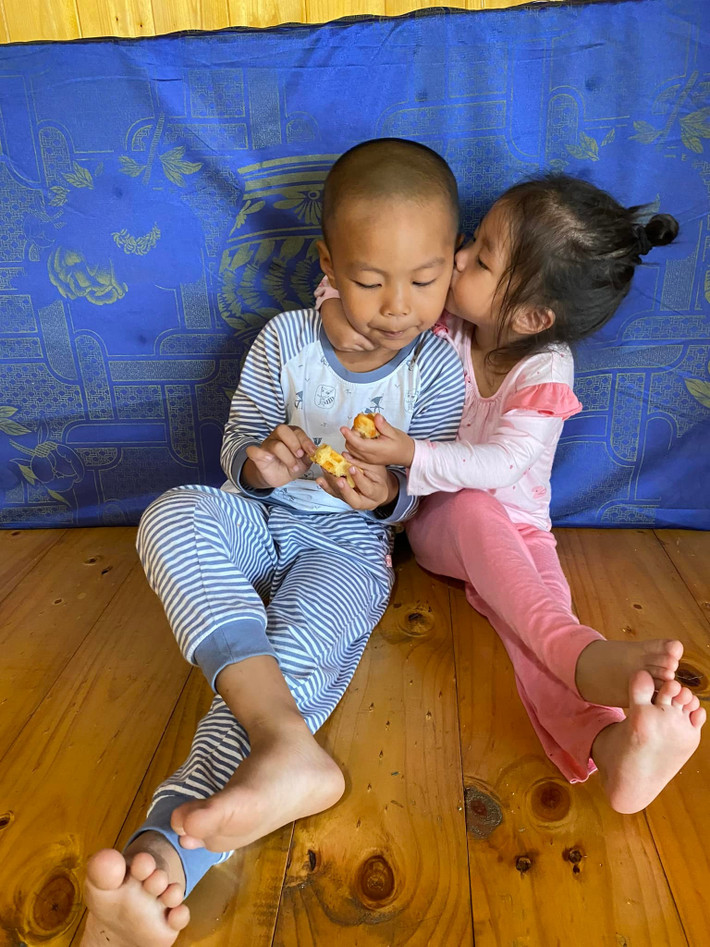 Hai nhóc tì nhà Quốc Nghiệp rất yêu thương nhau.