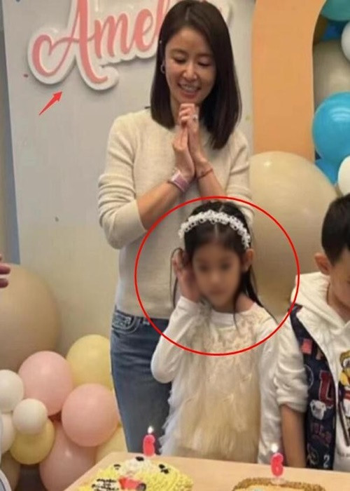 Mới đây, theo Sina, Lâm Tâm Như - Hoắc Kiến Hoa tổ chức sinh nhật cho con gái Cá Heo Nhỏ ở trường học. Một phụ huynh đã đăng tải hình ảnh tiệc sinh nhật mà không che hình con gái Lâm Tâm Như. Ảnh: Tiền Phong