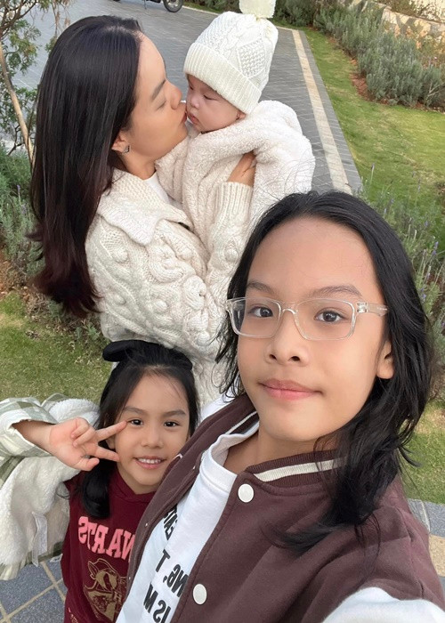 Phạm Quỳnh Anh từng bật mí, trong một bữa tiệc, bạn trai và chồng cũ của cô có cơ hội gặp nhau. “Cả hai đã biết nhau, cảm thấy không có trở ngại trong cảm xúc”, cô tiết lộ.
