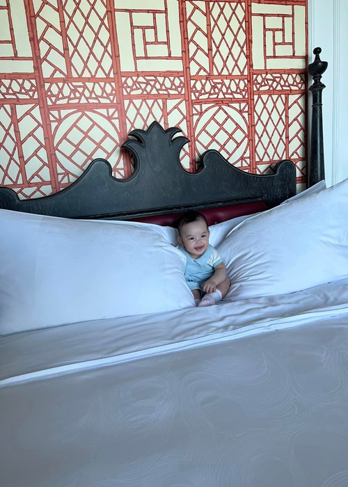 "Tới đâu con cũng bị ba nhét vô đây", nữ ca sĩ chú thích cho bức ảnh của con gái thứ ba.