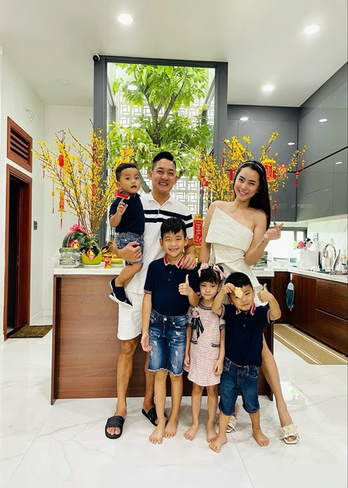 Thành Đạt từng chia sẻ, Hải Băng coi bé Kid như chính con ruột của mình. “Tôi thích ngắm nhìn khoảnh khắc cô ấy chăm sóc, vui đùa cùng bé”, nam diễn viên nói.