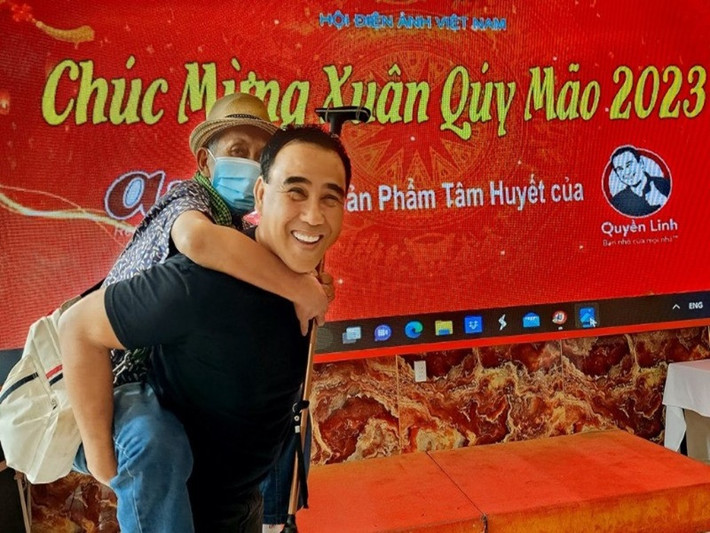 Trên trang cá nhân, con gái của NSƯT Lê Văn Duy chia sẻ về hành động gây xúc động của Quyền Linh: "Ba tôi tuổi cao, sức yếu, đi chậm, anh Quyền Linh không ngại cõng ông lên các tầng lầu để dự tân niên Hội Điện ảnh Việt Nam tại TP. HCM. Một người nghệ sĩ có tâm, có tấm lòng và nụ cười hòa ái, chân tình, anh luôn ghi nhớ, biết ơn những bậc tiền bối trong nghề". Ảnh: Vietnamnet