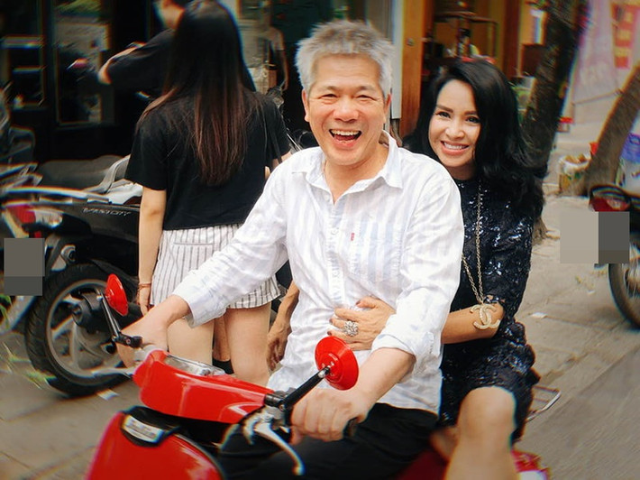 Bên bác sĩ Tiến Hùng, Thanh Lam luôn nở nụ cười hạnh phúc.