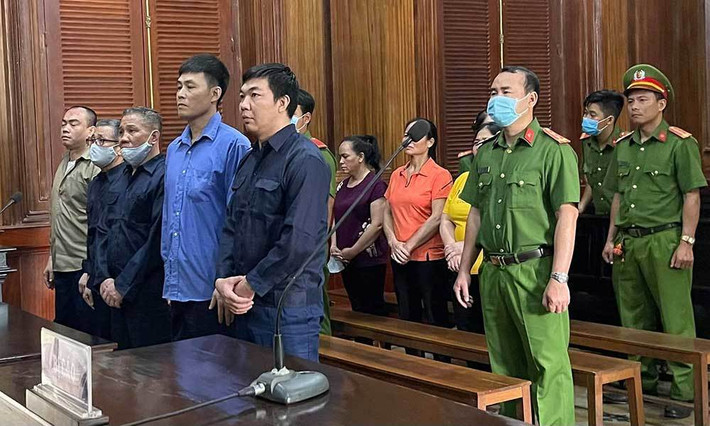 Ngày 29/1, TAND TP.HCM đã tuyên tử hình Nguyễn Thị Huệ (52 tuổi, TP.HCM), Trần Văn Cường (37 tuổi, Hải Phòng), Trần Văn Thình (45 tuổi Nam Định), Vũ Quang Trung (61 tuổi, Nam Định) Phạm Thị Bình (48 tuổi, Hà Nội. Trần Thị Lệ Chi (46 tuổi, Tiền Giang) và Đồng Dương Nam (50 tuổi, Hải Phòng) án chung thân. Các bị cáo là đàn em của Oanh Hà (chị gái Dung Hà) trong đường dây ma túy.