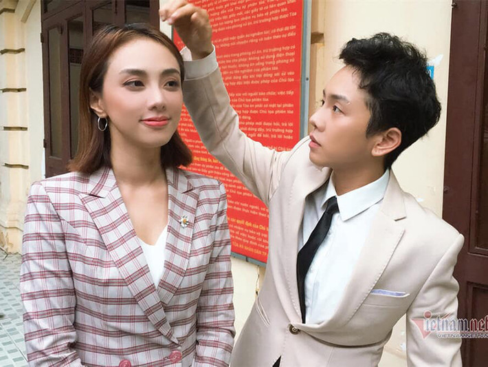 Mới đây, phiên xử phúc thẩm tranh chấp hợp đồng giữa Miko Lan Trinh và công ty CP Những người bạn chiến thắng (gọi tắt là Amigos) đã diễn ra. Đi cùng với nữ ca sĩ là người yêu đồng giới Kim Uyên. Theo Vietnamnet, Kim Uyên đại diện theo ủy quyền của nữ ca sĩ trong phiên tòa. Ảnh: Vietnamnet