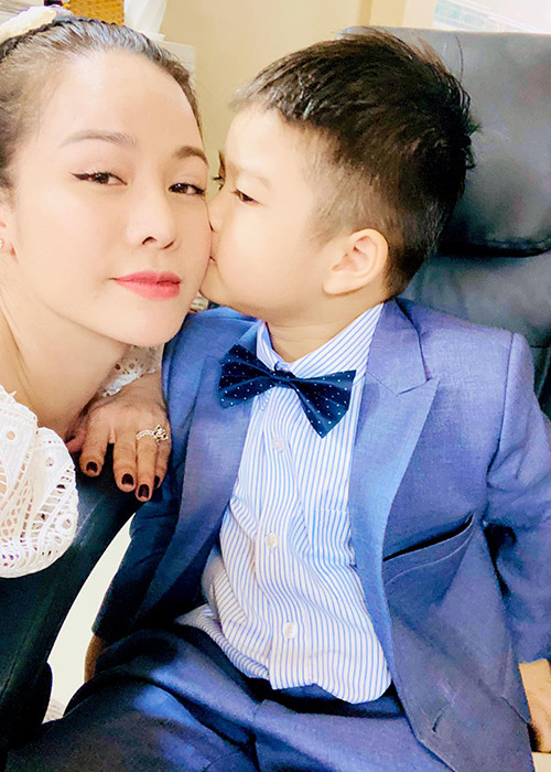 Nữ diễn viên cho biết, chồng cũ giám sát chặt chẽ việc cô thăm con.