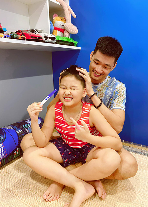 Bảo Thanh đăng ảnh chồng con cầm que thử thai. Kèm theo đó, cô viết: "Bin anh và Bin em sung sướng vì sắp có bản sao thứ 3 xuất hiện. Cảm ơn cuộc đời".