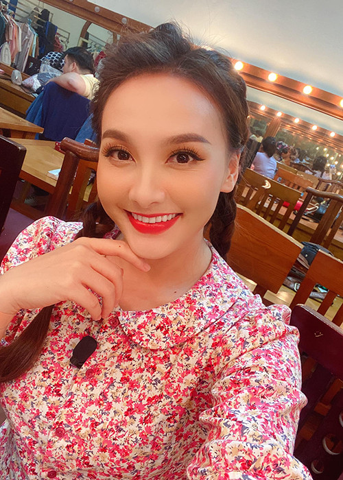 Gần đây, nữ diễn viên chia sẻ hình ảnh diễn kịch tại Nhà hát Tuổi trẻ.