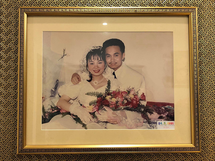 Xuân Hinh lập gia đình năm 1995. Bà xã của anh tên Phương Lan, từng là một kế toán.