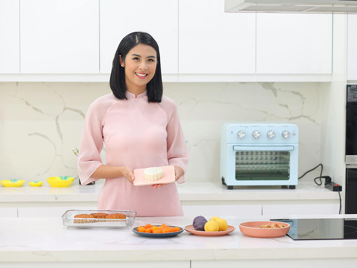 Hoa hậu Ngọc Hân vừa trổ tài làm bánh nướng và bánh dẻo nhân dịp Trung thu.