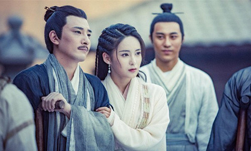 Ân Lê Đình - Dương Bất Hối: Chênh lệch 20 tuổi: Ân Lê Đình là đệ tử thứ 6 của Trương Tam Phong - phái Võ Đang trong Ỷ Thiên Đồ Long Ký. Đồng thời, anh cũng là người thân thiết nhất với Trương Thúy Sơn - bố nam chính Trương Vô Kỵ. Trong nguyên tác, Ân Lê Đình được miêu tả là người thiện lương, tính cách nho nhã, am hiểu đối nhân xử thế. Ban đầu, Ân Lê Đình có hôn ước với Kỷ Hiểu Phù - đệ tử phái Nga My. Trong một lần cùng các tỷ muội khác xuống núi theo lệnh sư phụ là Diệt Tuyệt Sư Thái tìm thanh Đồ Long Đao bị mất tích, Kỷ Hiểu Phù gặp Dương Tiêu. Mê mẩn nhan sắc của Kỷ Hiểu Phù, Dương Tiêu gài cô vào bẫy và bị cưỡng bức. Sau lần ân ái này, Kỷ Hiểu Phù bị Dương Tiêu cuốn hút và dần yêu anh. Sau khi trốn thoát khỏi Dương Tiêu, Kỷ Hiểu Phù phát hiện mình có thai và đặt tên là Dương Bất Hối. Biết đồ đệ có tư tình với kẻ thù, Diệt Tuyệt sư thái bắt cô đi ám sát Dương Tiêu. Vì phải lòng Quang Minh tả sứ của Minh giáo, cuối cùng Kỷ Hiểu Phù bị sư phụ giết chết.