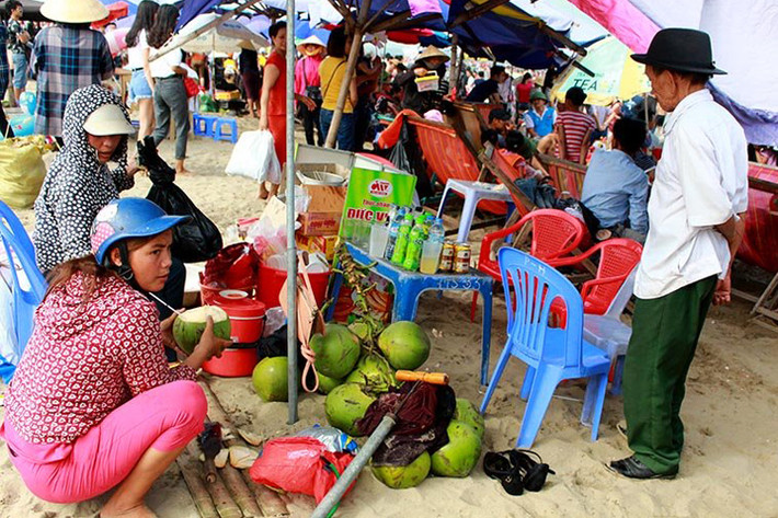 Các dịch vụ, hàng quán được mở ra bên bờ biển .