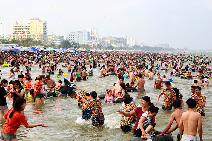 Ngay cả ở dưới mặt nước cũng quá tải người.