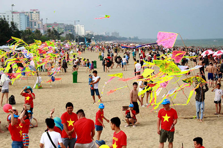 10h sáng nay ở biển Sầm Sơn.