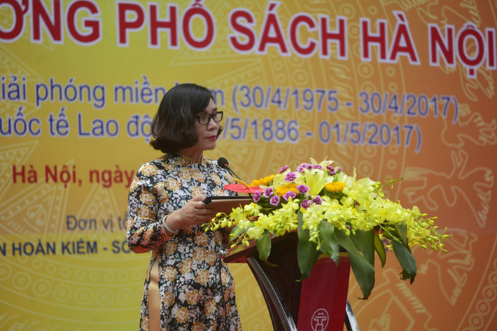 Bà Phan Tú Lan, Giám đốc Sở Thông tin & Truyền thông Hà Nội, đọc bài phát biểu trong lễ khai trương Phố sách Hà Nội tại phố 19-12 (quận Hoàn Kiếm) sáng 1/5.