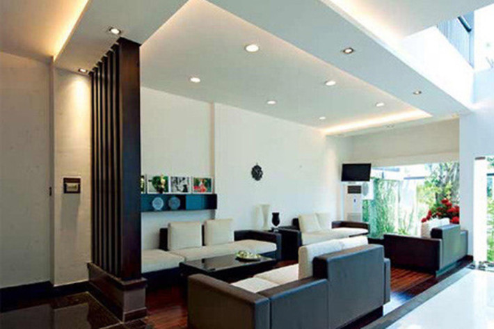 Biệt thự của sao Việt Hồ Ngọc Hà được xây dựng khi nữ ca sĩ mang bầu bé Subeo. Nữ ca sĩ rất hài lòng với căn nhà chủ yếu được trang trí bằng gam màu trắng nhẹ nhàng, nữ tính. Chính bởi đặc điểm này, không ít người đã gọi nhà riêng của Hà Hồ là "biệt thự màu trắng" hay "sang chảnh" hơn là "bạch dinh". (Ảnh: Zing)