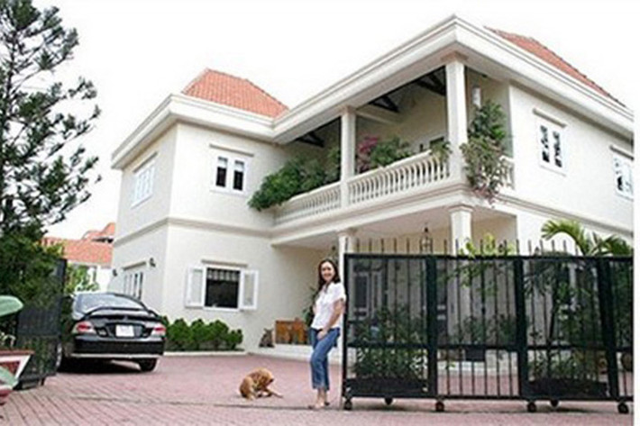 Vợ chồng "Nữ hoàng ảnh lịch" Diễm My mua ngôi biệt thự triệu đô rộng hơn 1000m2 năm 1997 tại khu Thảo Điền. Đây là vị trí đắc địa nằm ven sông Sài Gòn, Quận 2, TP.HCM. (Ảnh: Vietnamnet)