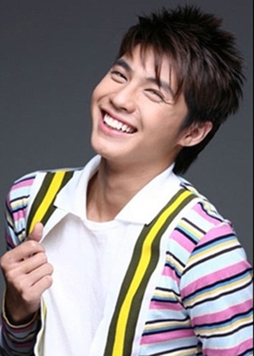 Noo Phước Thịnh làm người mẫu khi một người bạn chung lớp trộm bức ảnh của anh gửi đăng ký tham gia cuộc thi người mẫu teen trên báo Mực Tím. Không ngờ, anh lọt top 40 và trở thành người mẫu ảnh của các tạp chí tuổi teen những năm 2007-2008. Ảnh: Thể thao văn hóa