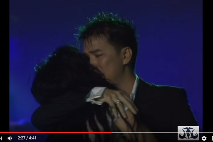Trong tiết mục, Phương Thanh vô cùng xúc động. Cô ôm ca sĩ Minh Thuận. Sau đó, Phương Thanh gục đầu và khóc trong lòng Đàm Vĩnh Hưng. Ảnh: cắt ra từ clip