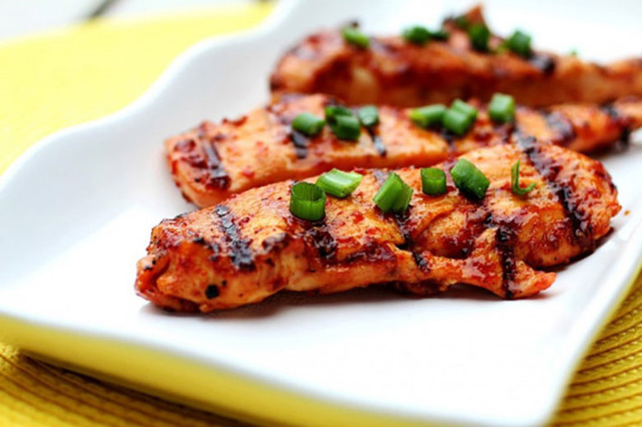 6. Thịt gà: Khi hâm nóng các món gà, thành phần protein thay đổi, và điều này có thể dẫn đến các vấn đề về tiêu hóa.