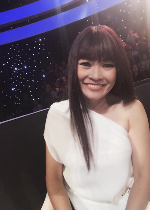 "Thư thả tinh thần cho nhẹ nhàng chứ em cũng không thích dính vô mấy cái lùm xùm này đâu. Mọi người cứ suy nghĩ trước thay mặt em đi. Khi nào hồn vía em quay lại, em sẽ suy nghĩ chín chắn rồi mới lên tiếng sau vậy. Đừng phỏng vấn gì em ngay lúc này nha, nói thật là em chưa biết sẽ nói gì đâu", cô viết. Ảnh: FBNV