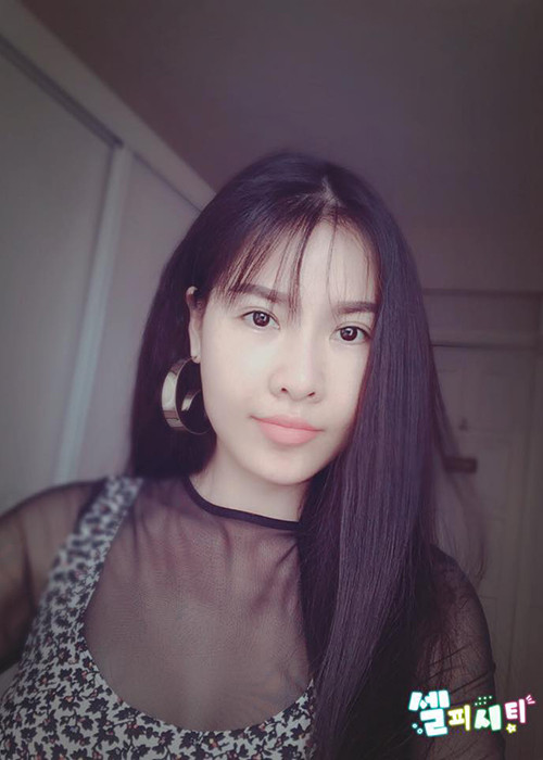 “10 năm trước Vân đã có ý định đập cả mặt đi xây lại rồi nhưng vì lo sợ, sợ đau, sợ làm xong bị hỏng thì đúng là không biết phải làm sao, nhưng đúng là quá may cho cuộc đời của Vân, Vân có dịp qua Hàn Quốc để đi học về ngành thẩm mỹ”, Quế Vân chia sẻ. Ảnh: FBNV