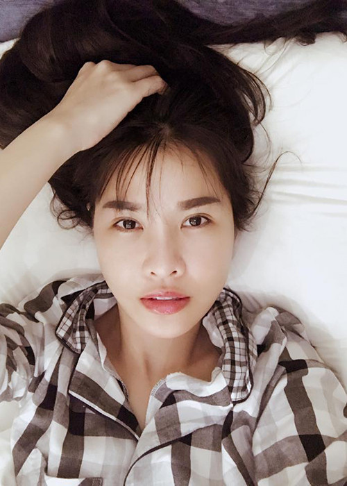 Cảm thấy tự ti với gương mặt cũ của mình, nữ ca sĩ thú nhận, trước đây, cô luôn phải dùng chế độ bóp gò má, làm cho mắt to ra và bóp hàm nhỏ lại mỗi khi chụp ảnh rồi đăng trên trang cá nhân. Ảnh: FBNV