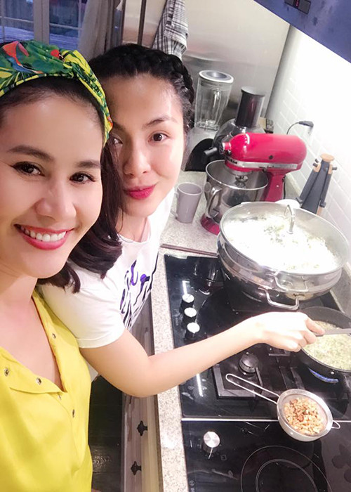 Tăng Thanh Hà vừa mới trở lại công việc sau hơn 1 tháng sinh con gái. Dù bận rộn với công việc và chăm sóc hai con nhỏ nhưng cô vẫn dành thời gian gặp gỡ bạn bè. Ảnh: FBNV