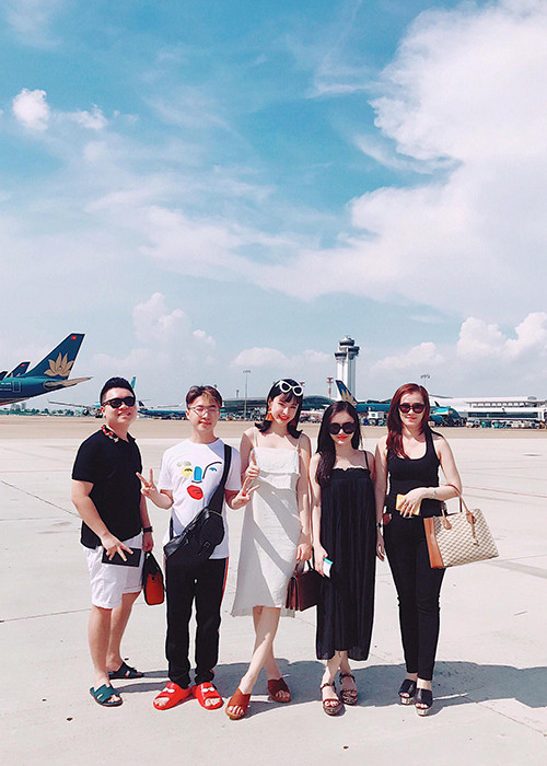 Angela Phương Trinh từng bị chỉ trích khi khoe những món đồ hiệu đắt tiền trong khi đó mẹ của cô tần tảo bán xôi. Ảnh: FBNV