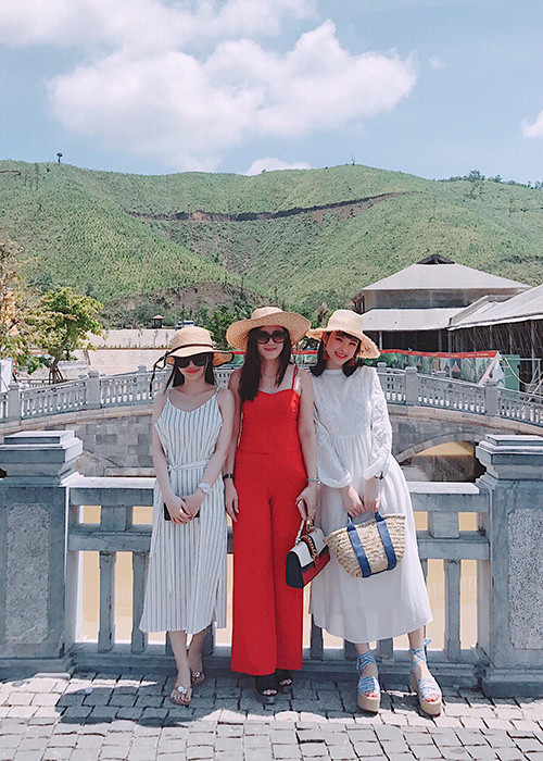 Trong chuyến du lịch, mẹ của Angela Phương Trinh nổi bật trong bộ trang phục tông màu đỏ rực rỡ. Ảnh: FBNV